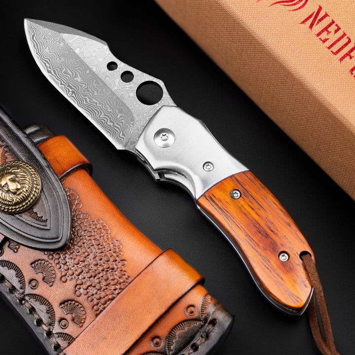 NEDFOSS Damast-Taschenmesser mit Lederscheide, Geschenkbox - Handgemachter geschmiedeter Damaststahl mit Liner Lock, Taschenclip